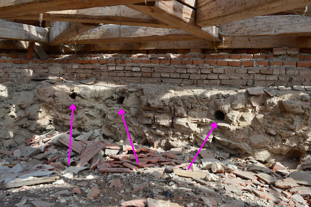 Ve zdi pod střechou jsou dobře patrné otvory. Obecně se může jednat o pozůstatky zazděného dřevěného lešení nebo dřevěné konstrukce podlahy (podlážky). Bohužel neobsahovaly žádné dřevo pro dendrochronologické datování.