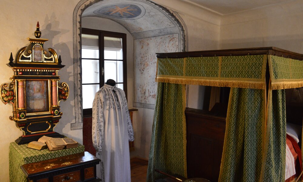 Bedroom with the Sternberg Star sign.