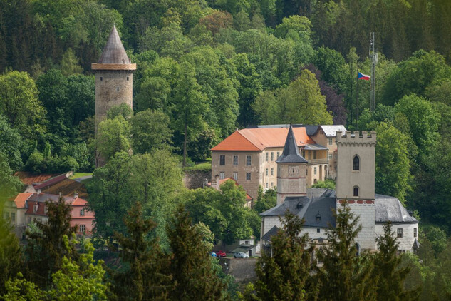 Věž Jakobínka s hradem Rožmberk