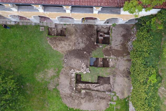 Státní zámek Vimperk. Letecký pohled na archeologický výzkum renesanční vodní nádrže v Dolní zámecké zahradě v roce 2017.