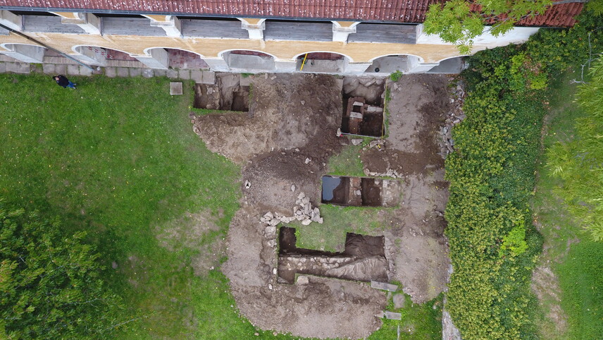 Státní zámek Vimperk. Letecký pohled na archeologický výzkum renesanční vodní nádrže v Dolní zámecké zahradě v roce 2017.